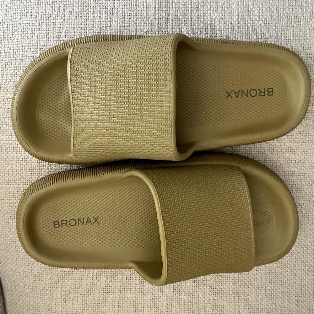 NWOT-Bronax Cloud Slippers